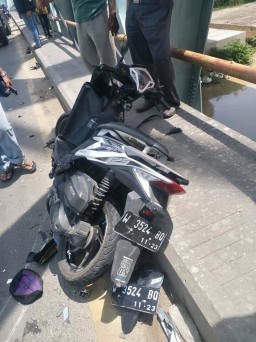 Disenggol Truk Box, Pengendara Vario Terlempar ke Bengawan Solo