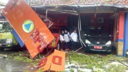 Kantor BPBD Tertimpa Pohon Akibat Angin Kencang, Dua Mobil Ringsek