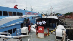 Ombak Tinggi, Penyeberangan Kapal ke Bawean Distop