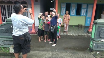 Caleg Artis Ratna Listy Sapa Warga ‘Door to Door’