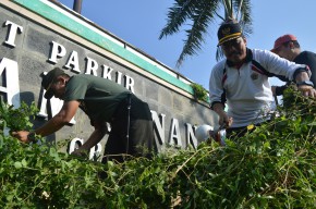 Dibantu Masyarakat, Wabup Bersihkan Sampah di Parkiran Peziarah