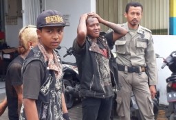 Satpol PP Gresik Bersih-bersih Anjal dan Pengamen