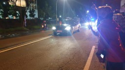 Hanya Lewat, Jokowi Lambaikan Tangan kepada Kader dan Relawan