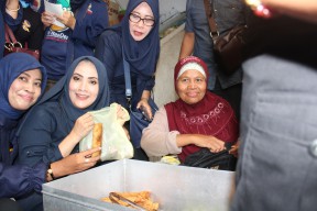 Blusukan ke Pasar, Caleg Aktris Elma Theana Borong Belanjaan