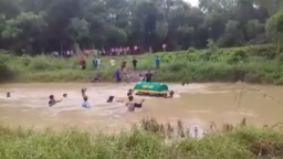 Tak Punya Jembatan, Pemakaman Harus Seberangi Kali Lamong
