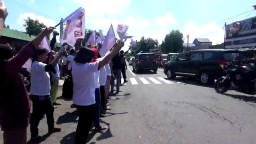 Kunjungan Sandiaga Disambut Kibaran Bendera Pendukung Jokowi-Amin