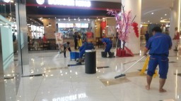 Hujan Deras, Mall Baru di Gresik Bocor