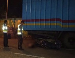 Pemotor Tewas Setelah Menabrak Truk Box Parkir