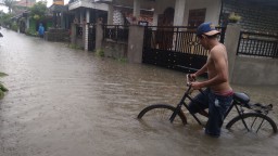Diguyur Hujan Satu Jam, Jalanan di Lowayu Banjir