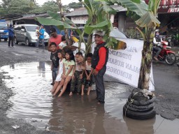 Korban Berjatuhan, Warga Unjuk Rasa Jalan Rusak
