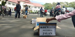 Warga Malang Iuran Peduli Jalan Rusak, Dua Hari Terkumpul Rp 2,4 Juta