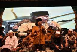 Pesan Emha Ainun Najib Sebelum Nyoblos di TPS