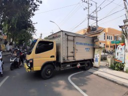 Ilegal, Truk Pengangkut Limbah di Puskesmas Alun-alun Robohkan Gapura