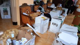 Kotak dan Surat Suara di Lumajang Rusak Akibat Air Hujan