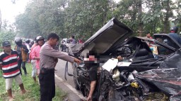 Adu Moncong Pikap dengan Truk Tronton, Sopir Tewas Terjepit