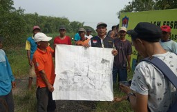 Warga Kedamean Demonstrasi Tolak 'Penjualan' Aset Desa