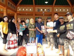 TNI-Polri Hingga Masyarakat Berbagi Bantuan untuk Korban Banjir Gresik