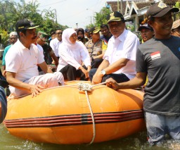 Turun Pantau Banjir, Gubernur Jatim Bagikan Sembako kepada Korban Terdampak