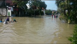 Banjir Kepung Kecamatan Benjeng, Akses Jalan Utama Lumpuh Total
