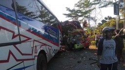 Tabrakan Bus vs Truk, Kedua Sopir Tewas Terjepit