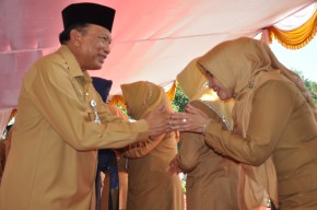 Hari Pertama Masuk Kerja, ASN di Gresik Kompak Saling Bermaafan