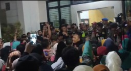 Protes Sistem Zonasi PPDB, Wali Murid di Surabaya Duduki Kantor Dispendik
