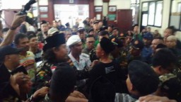 Kawal Sidang Gus Nur, Banser dan FPI Bentrok