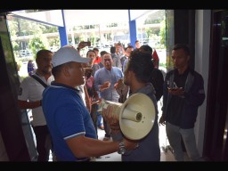 Protes Jadwal Kapal Bawean, Warga Gelar Unjuk Rasa