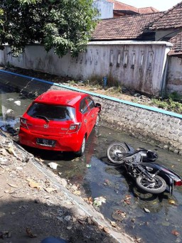 Baru Belajar Nyetir, Nenek Tutik Tabrak Motor Sebelum Nyemplung Sungai