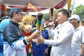 Api Obor Porprov Jatim Diterima Sekda Gresik di Perbatasan