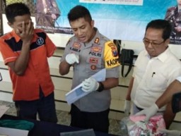 Curi Bungkusan Kertas Kado, Setelah Dibuka Isinya Batu Bata