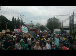 Demonstrasi di Depan Kawasan Industri Maspion, Jalur Pantura Macet
