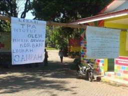 Warga Tutup Paksa TPA Pakusari Jember