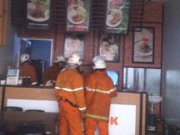 Rumah Makan Bebek Remuk Transmart Ngagel Terbakar