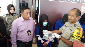 Disuruh Suami, Ibu Rumah Tangga Kantongi 30 gram Sabu-sabu
