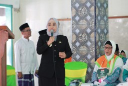 Lepas Jamaah Haji, Kartika Titip Doa Pilkades Serentak Lancar