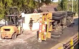 Sopir Ngantuk, Trailer Muatan Triplek Terguling