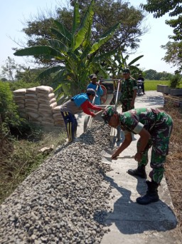 Babinsa Sidomulyo Bersama Masyarakat Bangun Jalan Desa