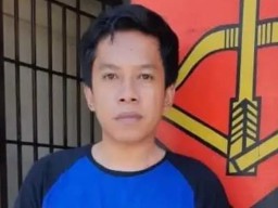 OB Gudang Matahari Buang Puluhan Kosmetik ke Tempat Sampah