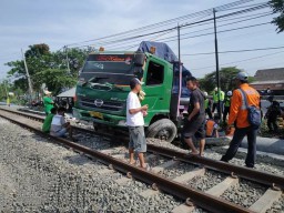 Hilang Kendali, Truk Trailer Nangkring Diatas Pipa Petrokimia