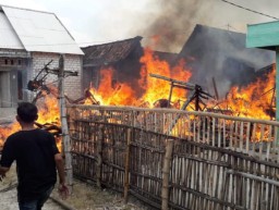 Masak Air Ditinggal ke Tetangga, Dua Rumah Terbakar