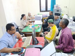 Warga Desa Geger Luruk BPN, Protes Biaya Prona