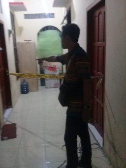 Imam Dikenal Pekerja Keras, Jual Kerupuk Keliling