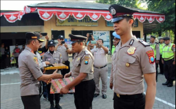 Lumpuhkan Pelaku, Dua Anggota Polsek Wonokromo Diberi Kenaikan Pangkat