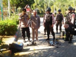 Dikira Bom, Ternyata Kotoran Sapi