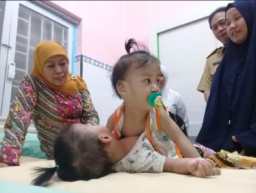 Jenguk Kembar Siam dari Kendari, Khofifah Upayakan Spesial Support BPJS