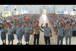 Pelajar Papua Terharu Nyanyikan Lagu Padamu Negeri Bareng Polisi  