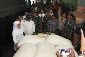 KRI dr Soeharso Angkut Logistik untuk Papua
