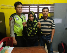 Curi Perhiasan di Pasar Benjeng, Wanita Cantik Asal Lamongan Tertangkap Warga