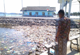 Sampah di Tepi Laut Dermaga Pelabuhan Bawean Ganggu Pemandangan